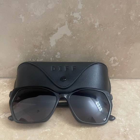 Diff Eyewear Vera Black Sunglasses - Picture 2 of 6